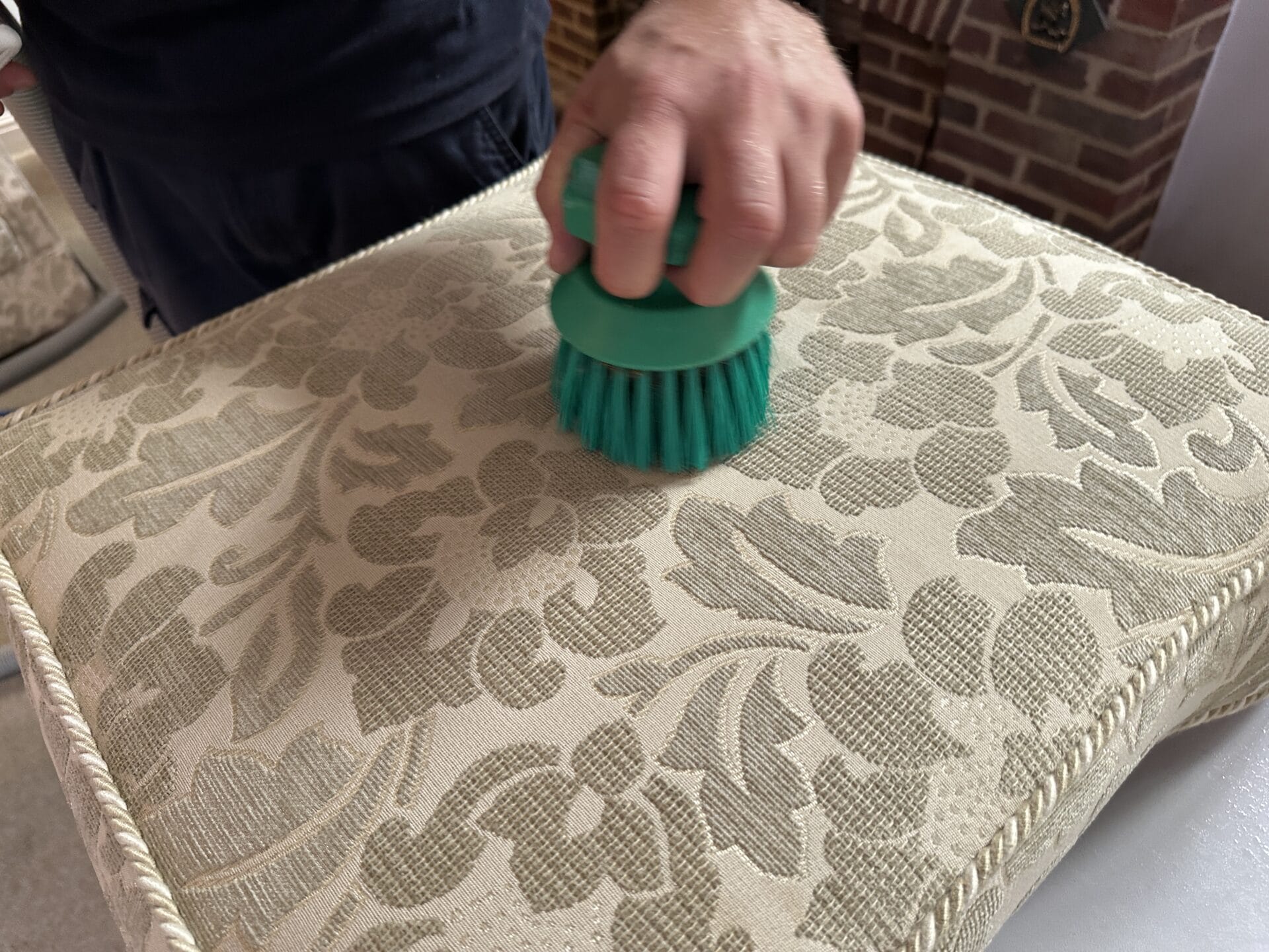 Agitate the pre spray ready to clean